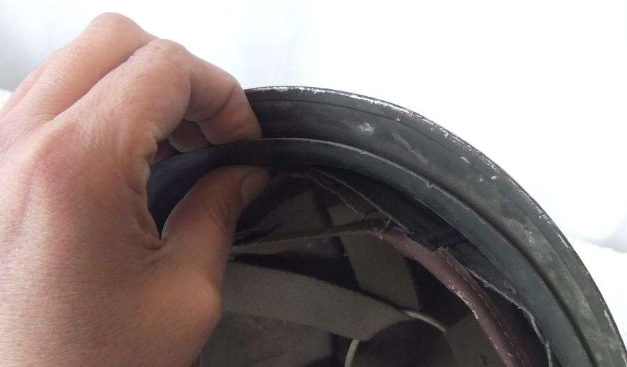 A VERY COOL AND TOTALLY USABLE VINTAGE ARMY HELMET !! STILL HAS ITS INNER LINING !! NICE FIND !!