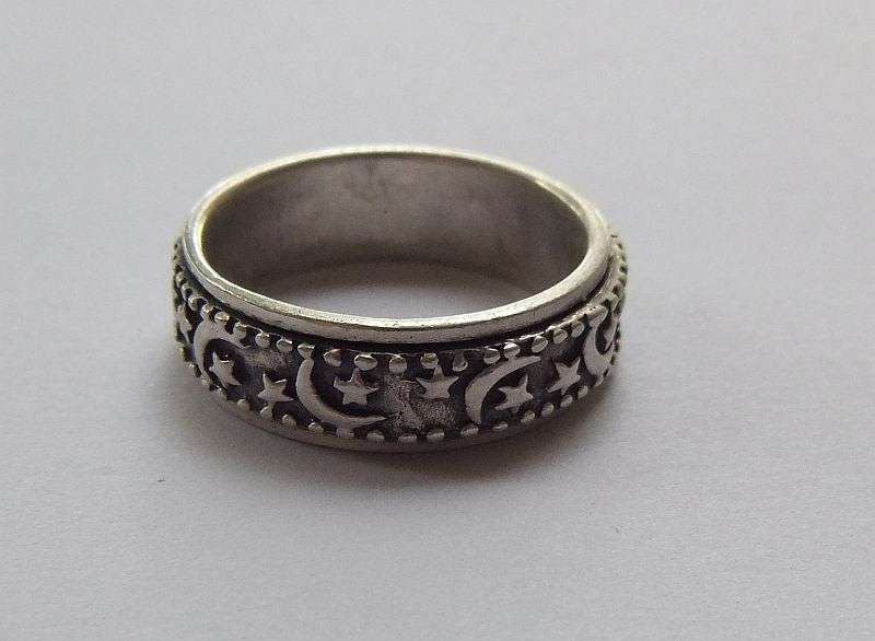 WOW !! MOON & STARS MOTIF !! A COOL SOLID STERLING SILVER "" SPINNER "" RING !! FREE COMBINING !!