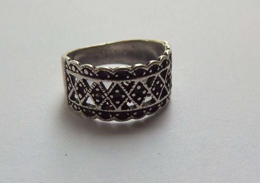 A UNIQUE SOLID STERLING SILVER RING WITH PLACE FOR MARCASITE MAYBE ? MUST HAVE !! FREE COMBINING !!