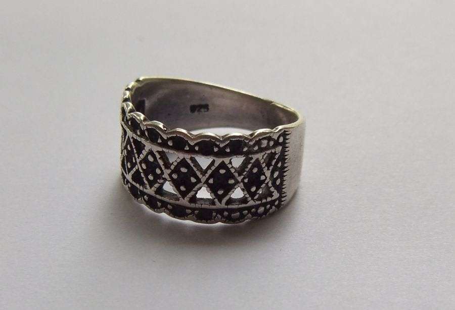 A UNIQUE SOLID STERLING SILVER RING WITH PLACE FOR MARCASITE MAYBE ? MUST HAVE !! FREE COMBINING !!