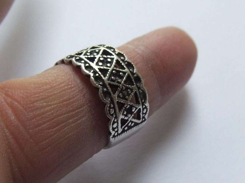 A UNIQUE SOLID STERLING SILVER RING WITH PLACE FOR MARCASITE MAYBE ? MUST HAVE !! FREE COMBINING !!