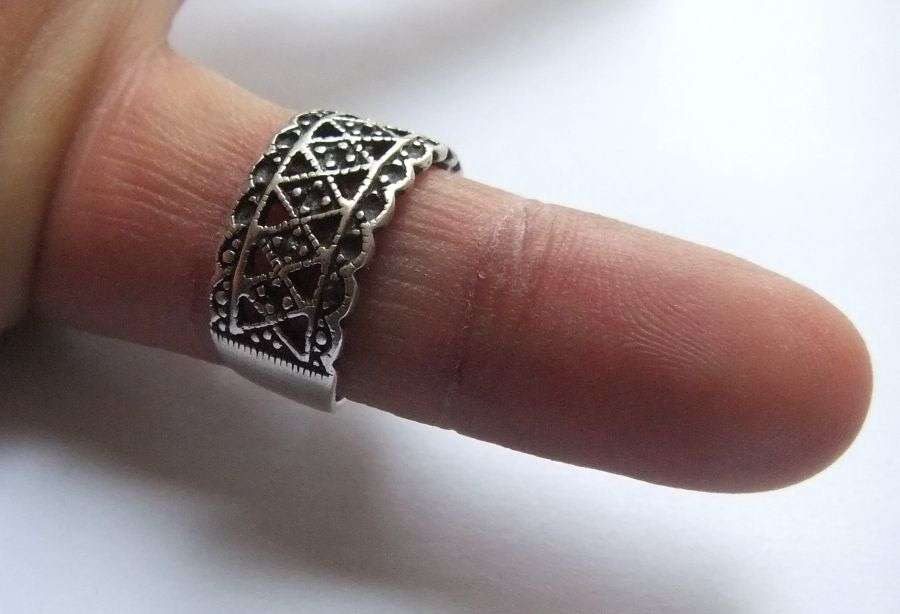 A UNIQUE SOLID STERLING SILVER RING WITH PLACE FOR MARCASITE MAYBE ? MUST HAVE !! FREE COMBINING !!