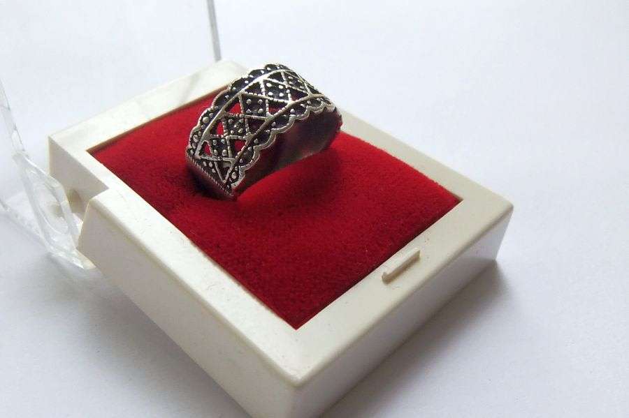 A UNIQUE SOLID STERLING SILVER RING WITH PLACE FOR MARCASITE MAYBE ? MUST HAVE !! FREE COMBINING !!
