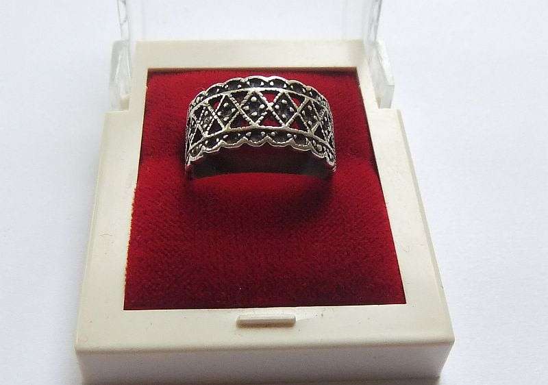 A UNIQUE SOLID STERLING SILVER RING WITH PLACE FOR MARCASITE MAYBE ? MUST HAVE !! FREE COMBINING !!