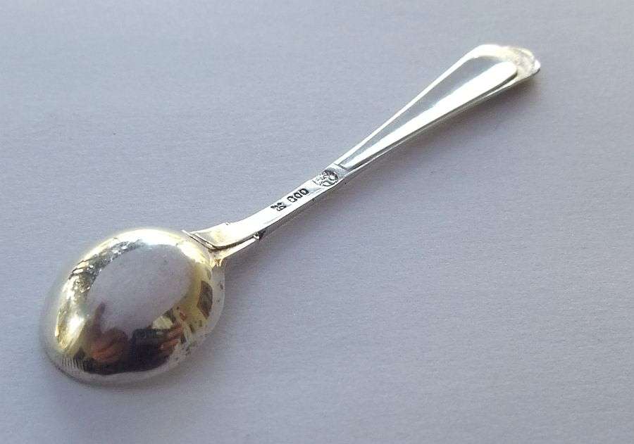 AN ADORABLE VINTAGE SOLID GERMAN SILVER "800" SALT SPOON !! EXCELLENT CONDITION !! FREE COMBINING !!