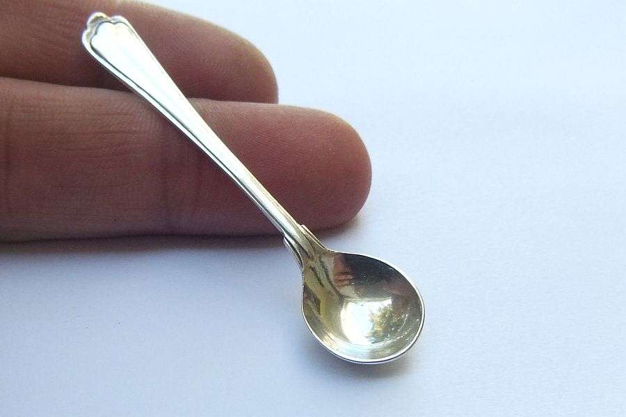 AN ADORABLE VINTAGE SOLID GERMAN SILVER "800" SALT SPOON !! EXCELLENT CONDITION !! FREE COMBINING !!