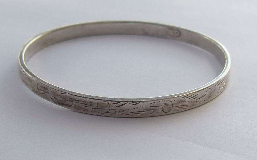 A GREAT QUALITY VINTAGE LOOK SOLID STERLING SILVER BANGLE WITH DECORATION !! FREE COMBINING !!