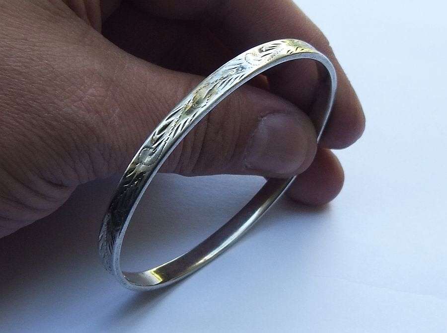 A GREAT QUALITY VINTAGE LOOK SOLID STERLING SILVER BANGLE WITH DECORATION !! FREE COMBINING !!