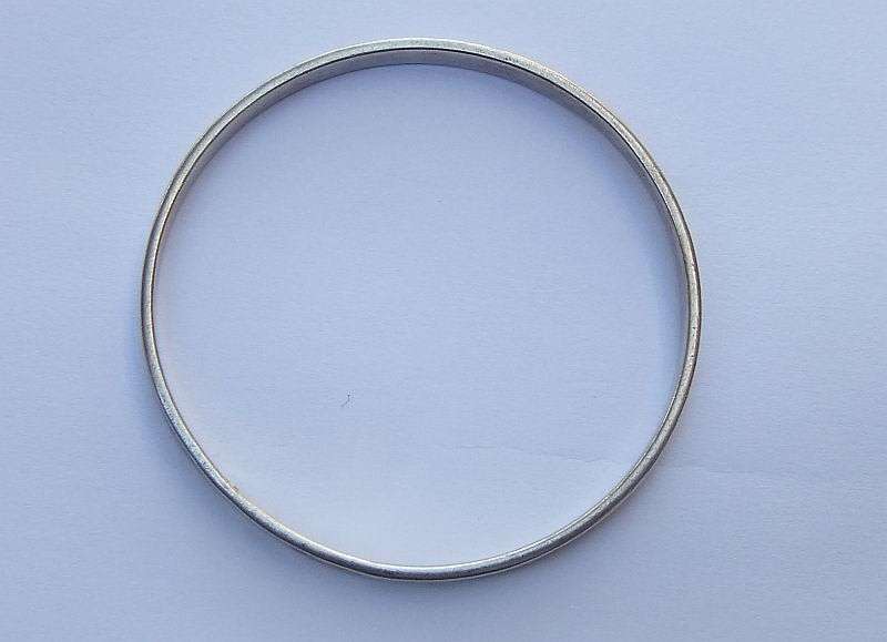 A GREAT QUALITY VINTAGE LOOK SOLID STERLING SILVER BANGLE WITH DECORATION !! FREE COMBINING !!