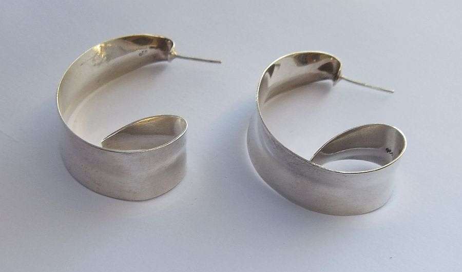 WOW !! A HUGE PAIR OF SOLID STERLING SILVER EARRINGS !! VERY FASHIONABLE !! FREE COMBINING !!