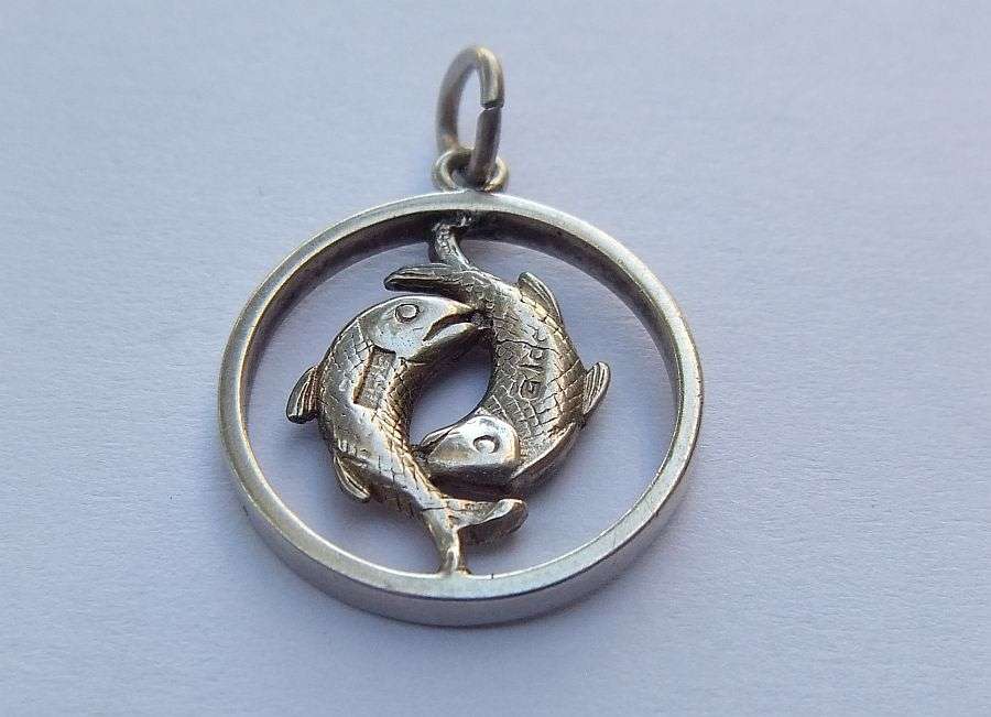 SOMETHING FISHY !! A DETAILED SOLID STERLING SILVER PISCES MOTIF PENDANT !! FREE COMBINING !!