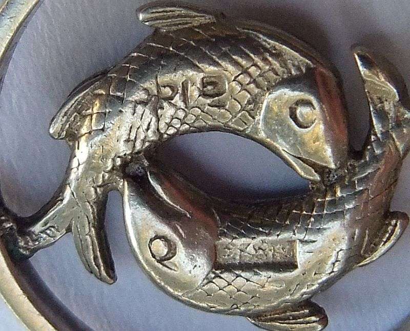 SOMETHING FISHY !! A DETAILED SOLID STERLING SILVER PISCES MOTIF PENDANT !! FREE COMBINING !!
