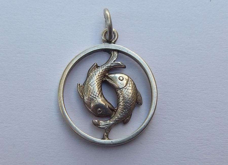 SOMETHING FISHY !! A DETAILED SOLID STERLING SILVER PISCES MOTIF PENDANT !! FREE COMBINING !!