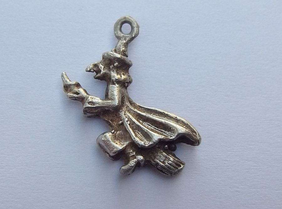 A MAGICAL VINTAGE STERLING SILVER " WITCH ON BROOM " CHARM !! FREE COMBINING !!