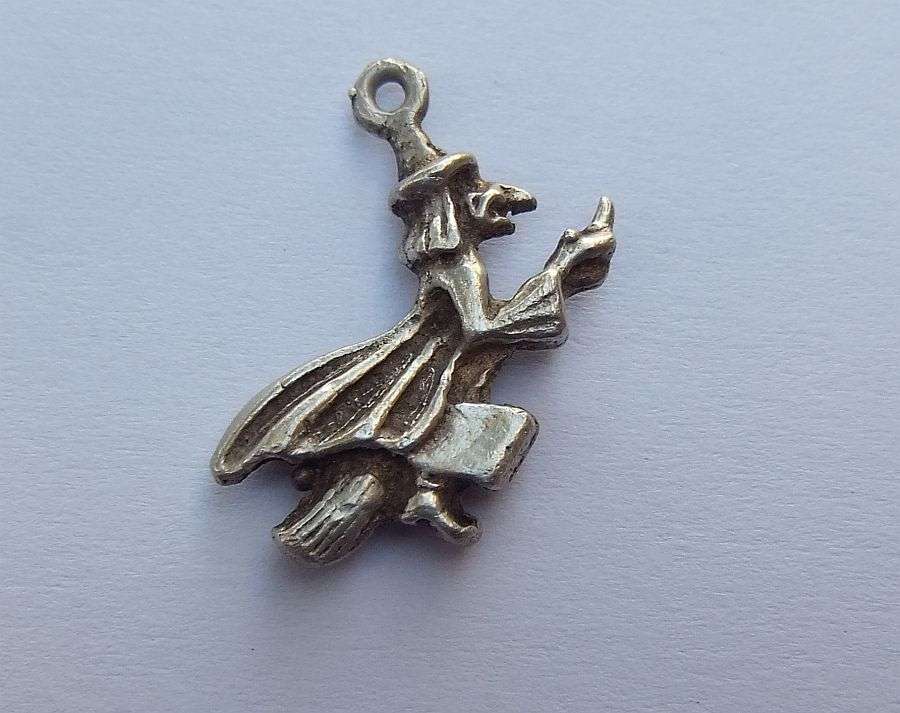 A MAGICAL VINTAGE STERLING SILVER " WITCH ON BROOM " CHARM !! FREE COMBINING !!