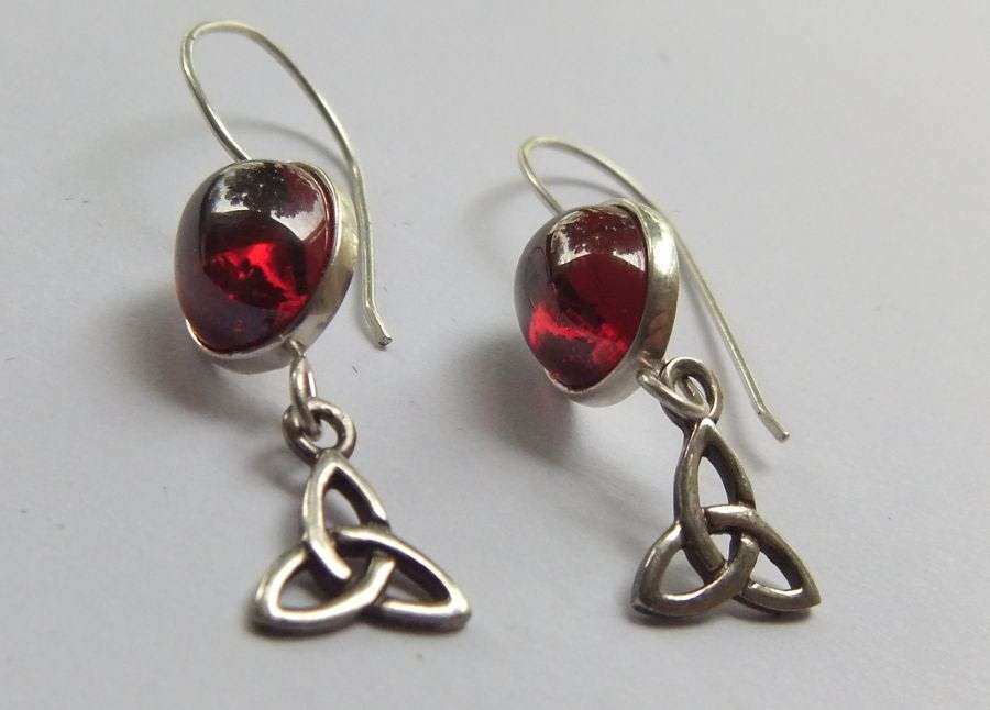 A STERLING SILVER PAIR OF EARRINGS WITH CABOCHON RED STONES AND CELTIC DECORATIONS !! FREE COMBINING