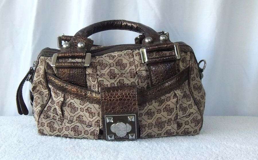 WOW !! A SUPERB QUALITY ORIGINAL "" GUESS "" HANDBAG IN EXCELLENT CONDITION !! LOVE IT !!