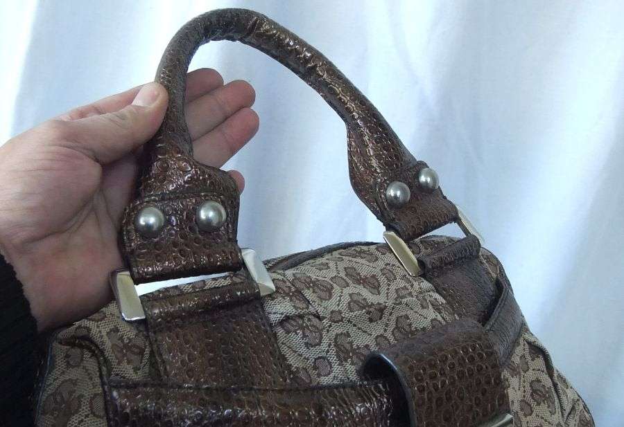 WOW !! A SUPERB QUALITY ORIGINAL "" GUESS "" HANDBAG IN EXCELLENT CONDITION !! LOVE IT !!