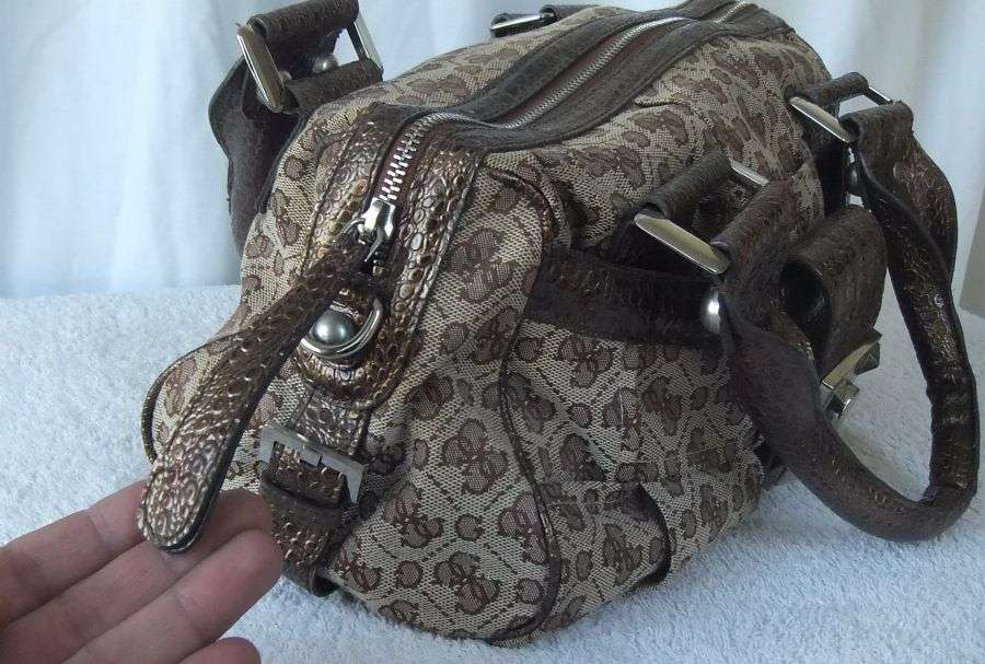 WOW !! A SUPERB QUALITY ORIGINAL "" GUESS "" HANDBAG IN EXCELLENT CONDITION !! LOVE IT !!