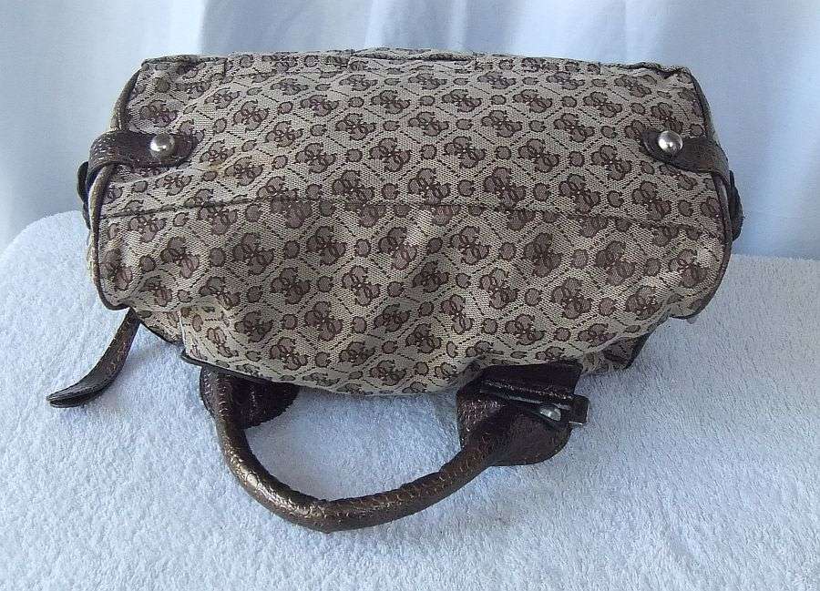 WOW !! A SUPERB QUALITY ORIGINAL "" GUESS "" HANDBAG IN EXCELLENT CONDITION !! LOVE IT !!