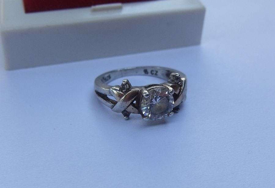 WOW !! A BEAUTUFUL QUALITY CRAFTED SOLID STERLING SILVER DESIGNER RING SET WITH FACETED STONES !!