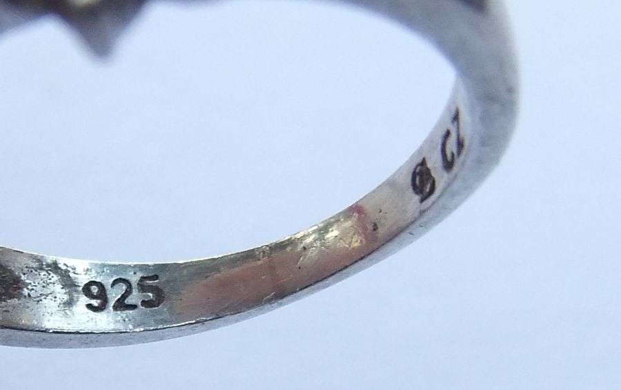 WOW !! A BEAUTUFUL QUALITY CRAFTED SOLID STERLING SILVER DESIGNER RING SET WITH FACETED STONES !!