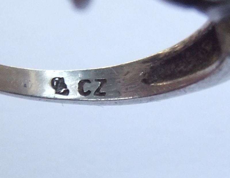 WOW !! A BEAUTUFUL QUALITY CRAFTED SOLID STERLING SILVER DESIGNER RING SET WITH FACETED STONES !!