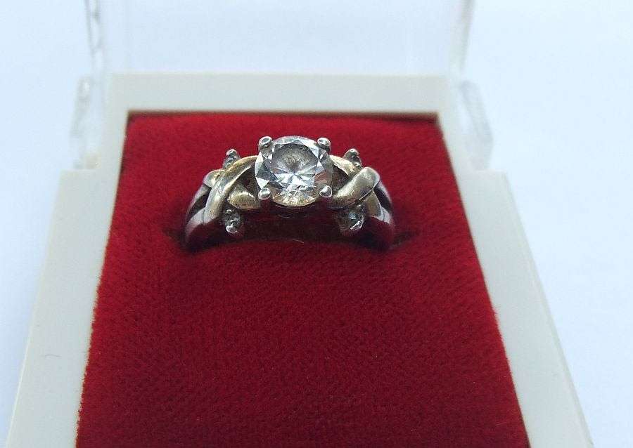 WOW !! A BEAUTUFUL QUALITY CRAFTED SOLID STERLING SILVER DESIGNER RING SET WITH FACETED STONES !!