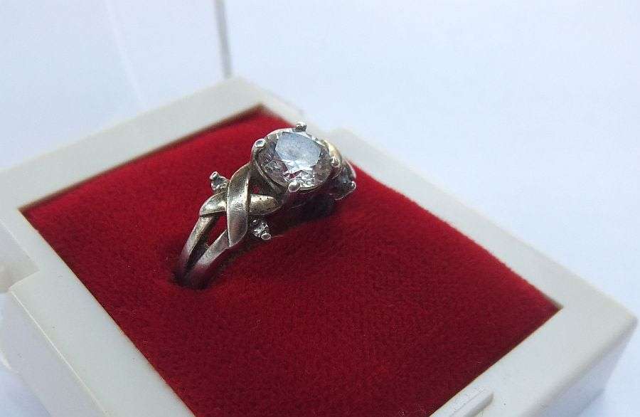 WOW !! A BEAUTUFUL QUALITY CRAFTED SOLID STERLING SILVER DESIGNER RING SET WITH FACETED STONES !!