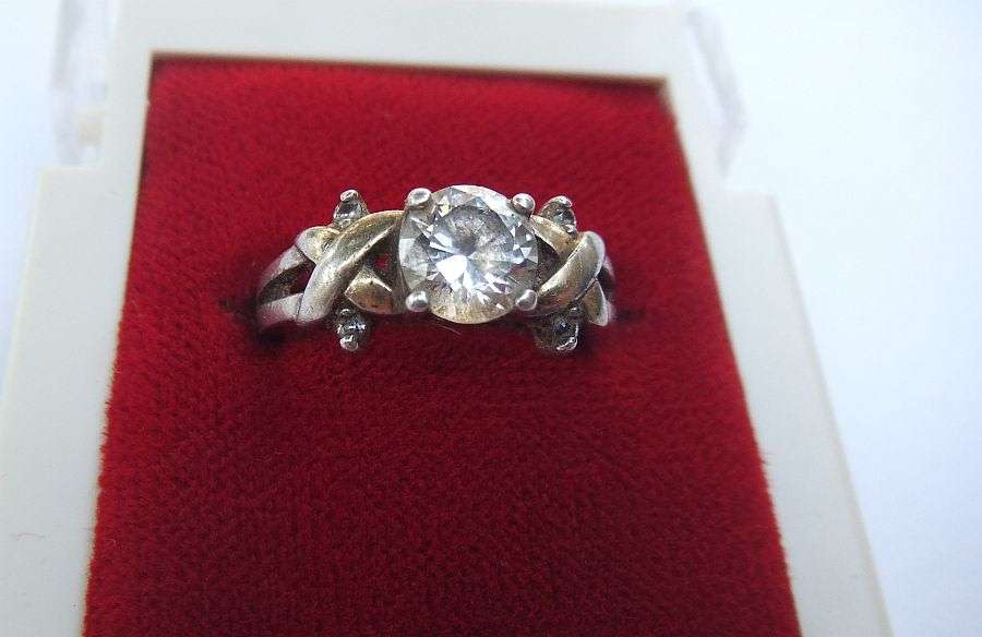 WOW !! A BEAUTUFUL QUALITY CRAFTED SOLID STERLING SILVER DESIGNER RING SET WITH FACETED STONES !!