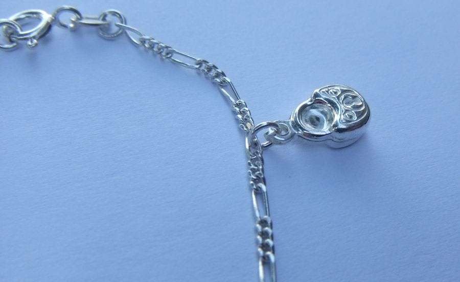 A LOVELY VINTAGE STYLE STERLING SILVER CHARM BRACELET WITH A FEW HOLLOW STARTER CHARMS !! SWEET !!