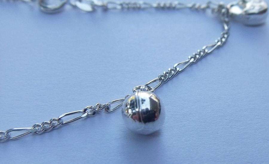 A LOVELY VINTAGE STYLE STERLING SILVER CHARM BRACELET WITH A FEW HOLLOW STARTER CHARMS !! SWEET !!