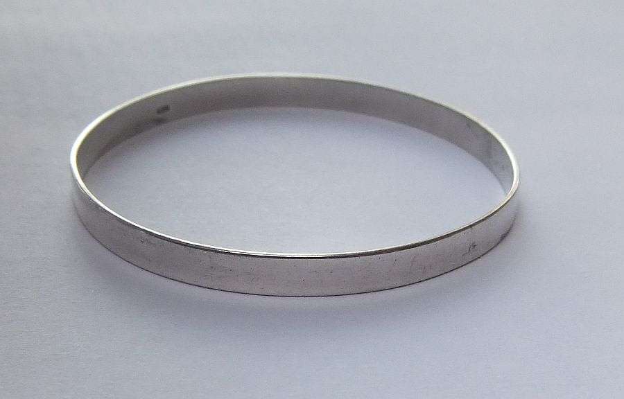 WOW !! A VERY DECENT QUALITY SOLID STERLING SILVER BANGLE IN GREAT CONDITION !! TAKE A LOOK !!