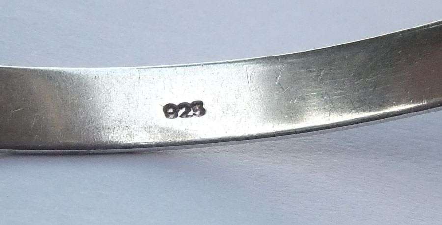 WOW !! A VERY DECENT QUALITY SOLID STERLING SILVER BANGLE IN GREAT CONDITION !! TAKE A LOOK !!