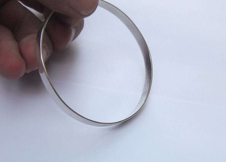 WOW !! A VERY DECENT QUALITY SOLID STERLING SILVER BANGLE IN GREAT CONDITION !! TAKE A LOOK !!