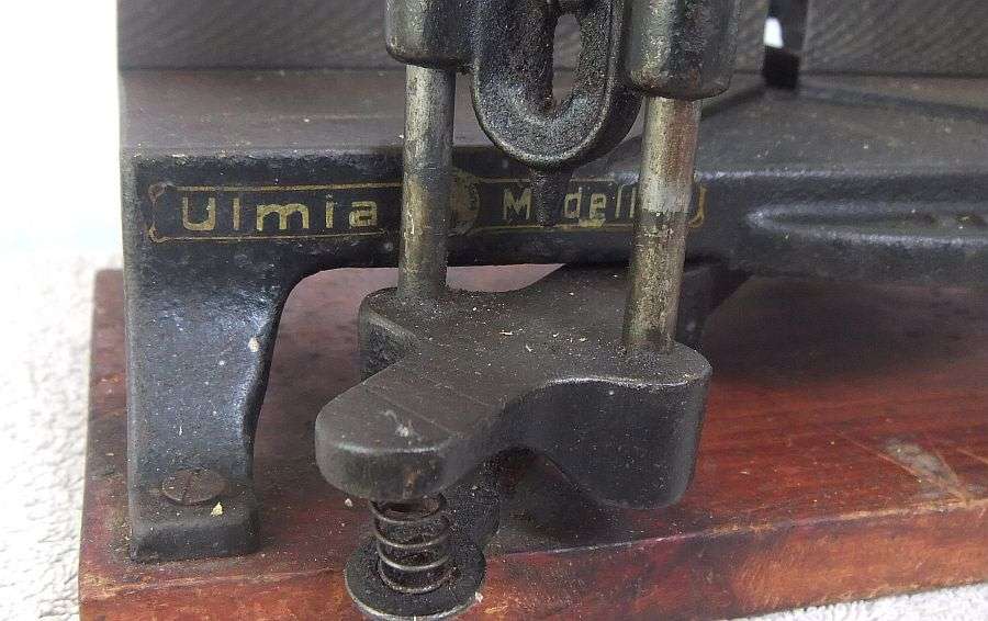 WOW !! AN ABSOLUTELY AWESOME OLD CARPENTERS MITRE BOX BY "" ULMIA MODELL D "" WITH FREE TOOL !!