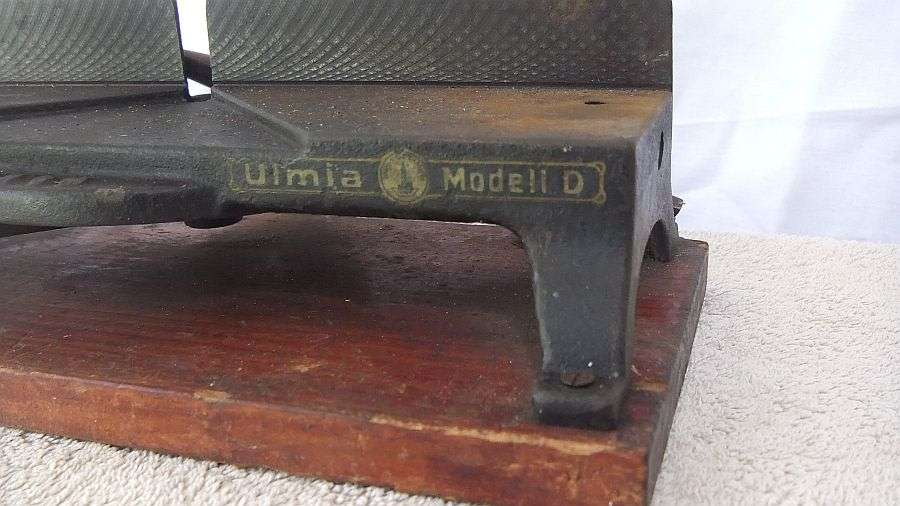 WOW !! AN ABSOLUTELY AWESOME OLD CARPENTERS MITRE BOX BY "" ULMIA MODELL D "" WITH FREE TOOL !!