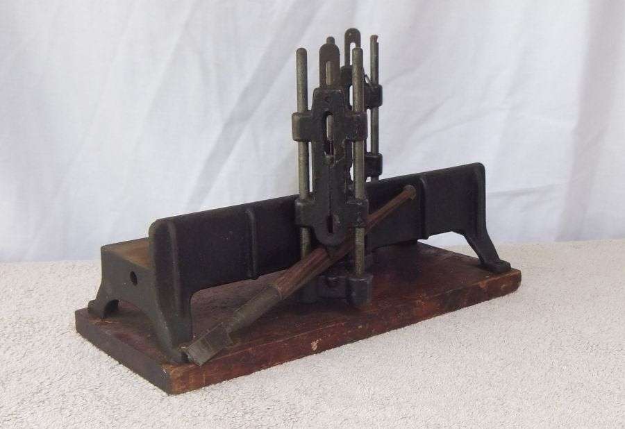 WOW !! AN ABSOLUTELY AWESOME OLD CARPENTERS MITRE BOX BY "" ULMIA MODELL D "" WITH FREE TOOL !!