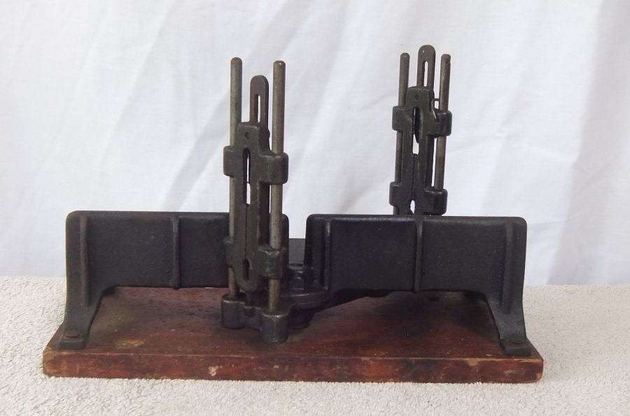 WOW !! AN ABSOLUTELY AWESOME OLD CARPENTERS MITRE BOX BY "" ULMIA MODELL D "" WITH FREE TOOL !!