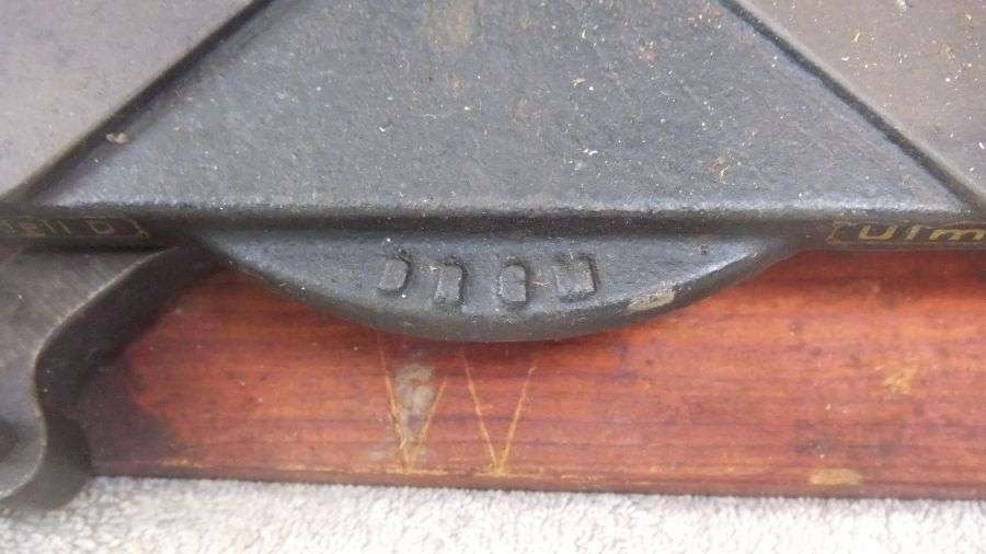 WOW !! AN ABSOLUTELY AWESOME OLD CARPENTERS MITRE BOX BY "" ULMIA MODELL D "" WITH FREE TOOL !!