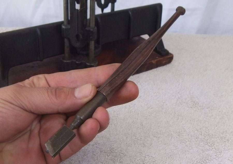 WOW !! AN ABSOLUTELY AWESOME OLD CARPENTERS MITRE BOX BY "" ULMIA MODELL D "" WITH FREE TOOL !!