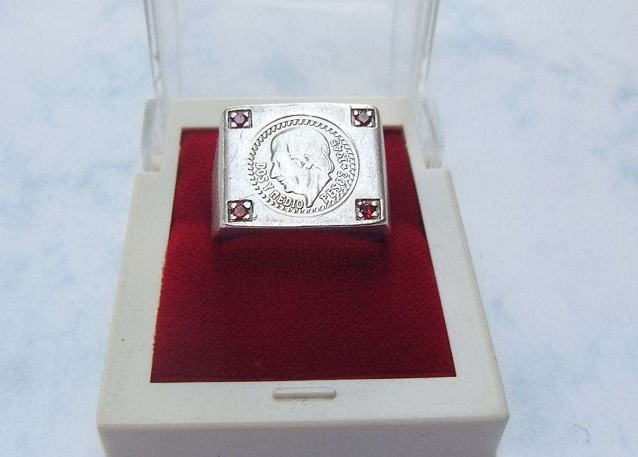 WOW !! A SUPERB VINTAGE LOOK SOLID STERLING SILVER COIN RING WITH 4 FACETED RUBY COLOR STONES !!