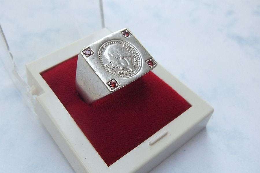 WOW !! A SUPERB VINTAGE LOOK SOLID STERLING SILVER COIN RING WITH 4 FACETED RUBY COLOR STONES !!