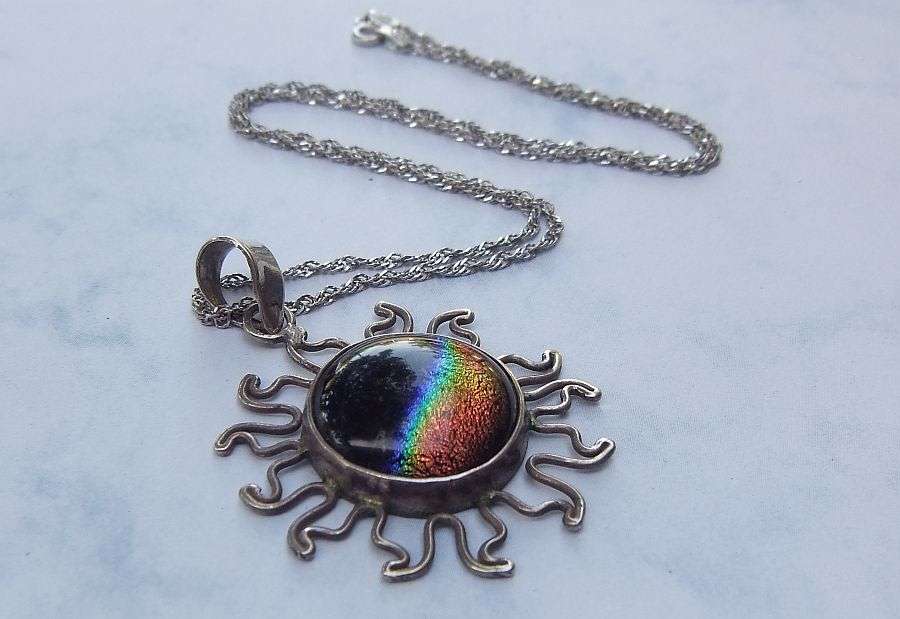 EYE CATCHER !! A SOLID STERLING SILVER SUN SHAPED MULTI COLORED PENDANT AND SILVER NECKLACE !! WOW !