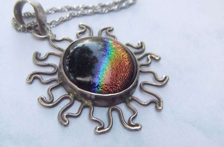 EYE CATCHER !! A SOLID STERLING SILVER SUN SHAPED MULTI COLORED PENDANT AND SILVER NECKLACE !! WOW !
