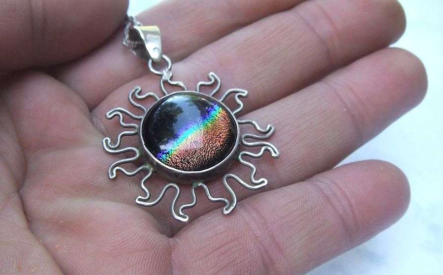 EYE CATCHER !! A SOLID STERLING SILVER SUN SHAPED MULTI COLORED PENDANT AND SILVER NECKLACE !! WOW !