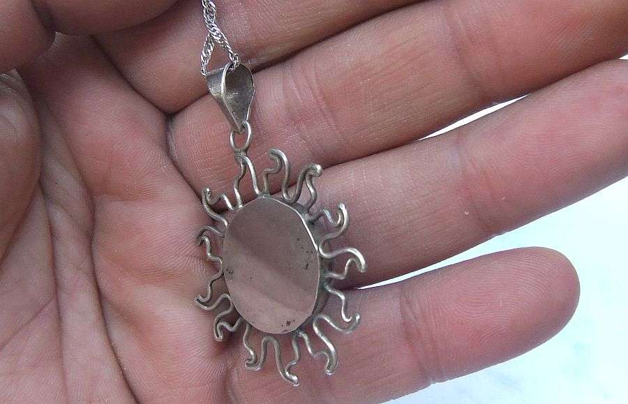 EYE CATCHER !! A SOLID STERLING SILVER SUN SHAPED MULTI COLORED PENDANT AND SILVER NECKLACE !! WOW !
