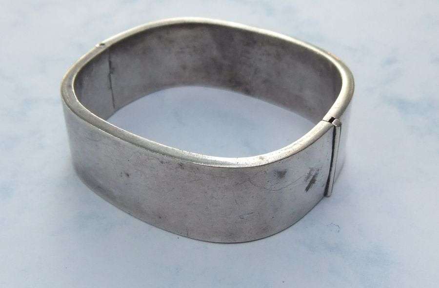 WOW !! A FABULOUS HEAVY VINTAGE STERLING SILVER HINGED"SQUARE"BANGLE WITH STRONG CLIP !! MUST SEE !!