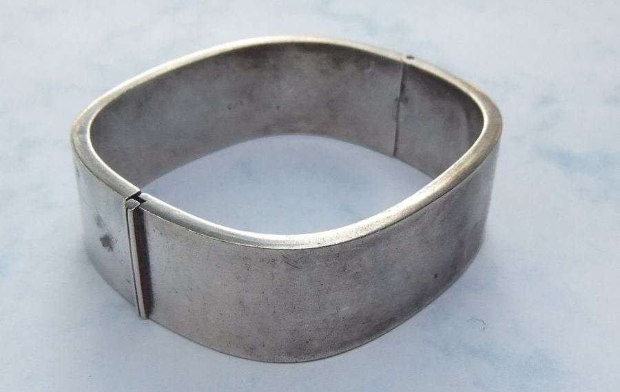 WOW !! A FABULOUS HEAVY VINTAGE STERLING SILVER HINGED"SQUARE"BANGLE WITH STRONG CLIP !! MUST SEE !!