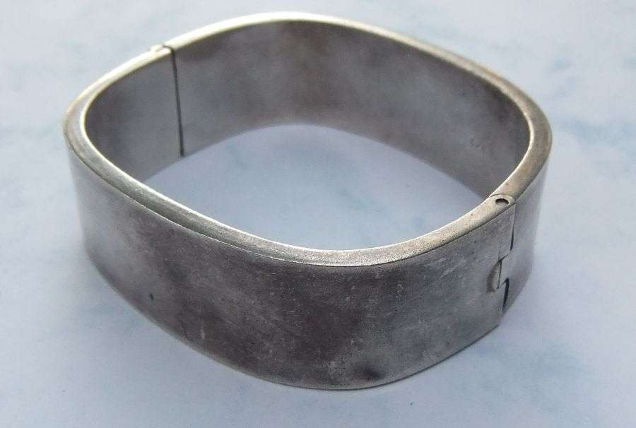 WOW !! A FABULOUS HEAVY VINTAGE STERLING SILVER HINGED"SQUARE"BANGLE WITH STRONG CLIP !! MUST SEE !!